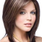 Cortes de cabello mediano en capas para mujeres